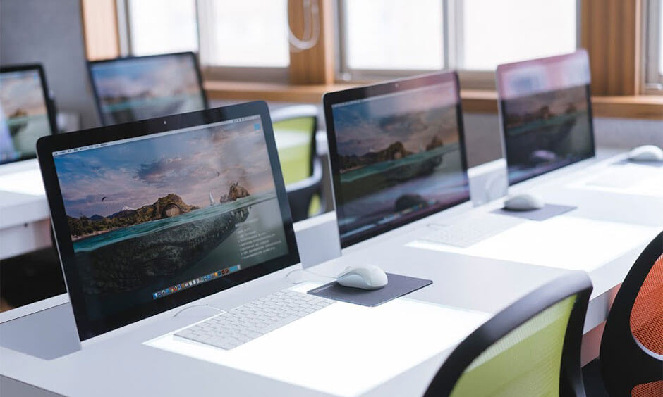 iMac系列配備IPS頂級顯示器擁有專業的色彩準確性，介面設計及使用手感流暢度佳，能讓學員在創作時更加得心應手